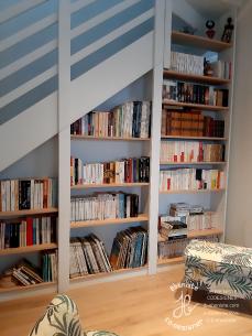 Bibliothèque sous escalier  